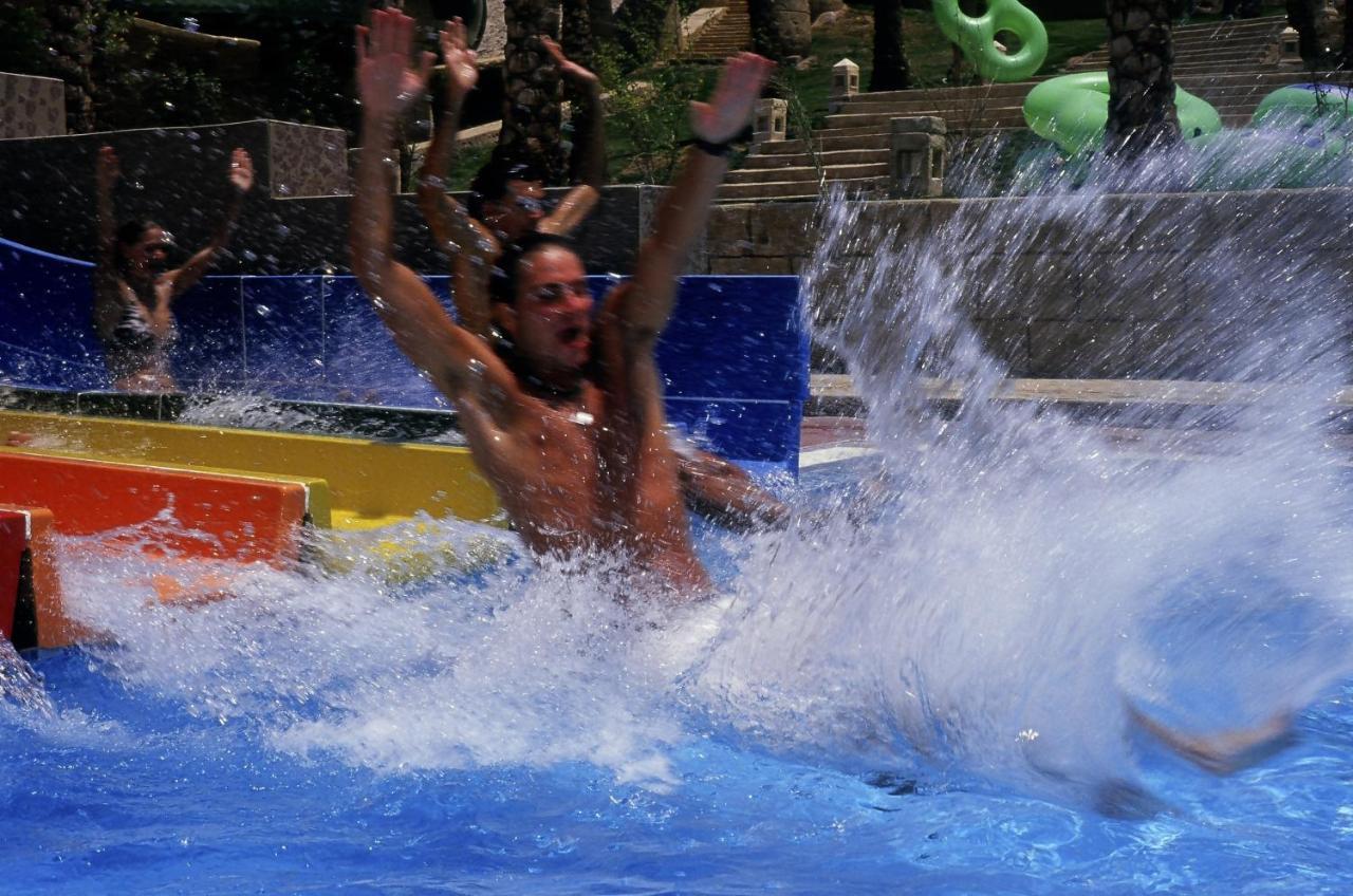Sharm Dreams Vacation Club - Aqua Park Hotel Bagian luar foto A water slide at Splash Island