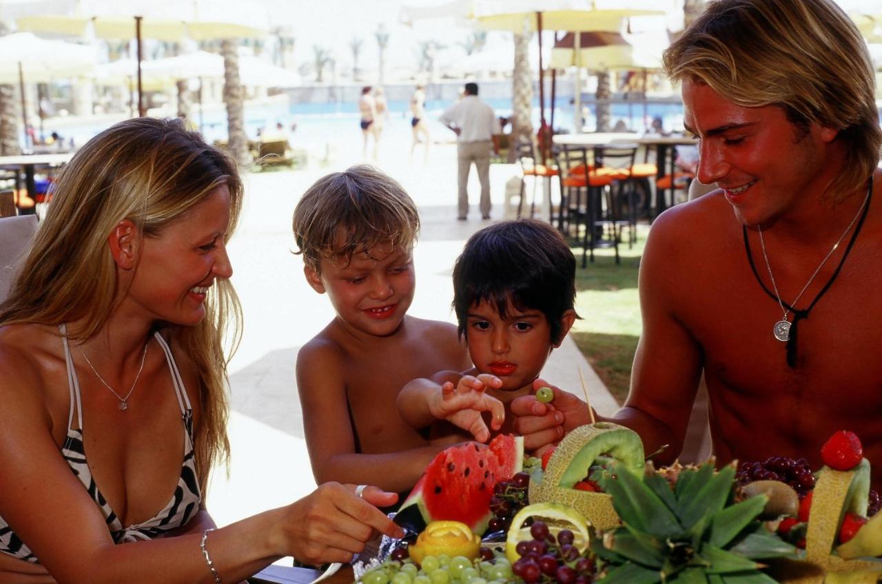 Sharm Dreams Vacation Club - Aqua Park Hotel Bagian luar foto Family eating fruit