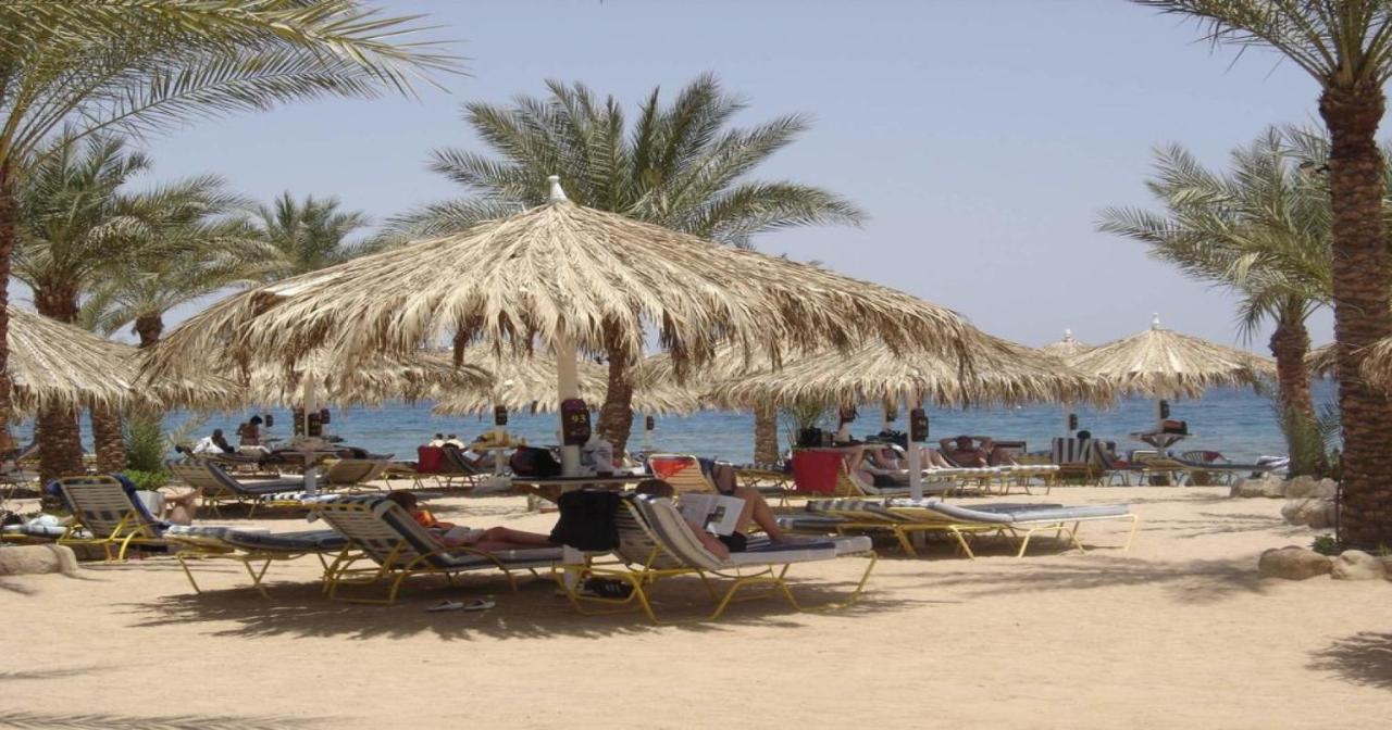 Sharm Dreams Vacation Club - Aqua Park Hotel Bagian luar foto Tourists on the beach at Sharm El Sheikh