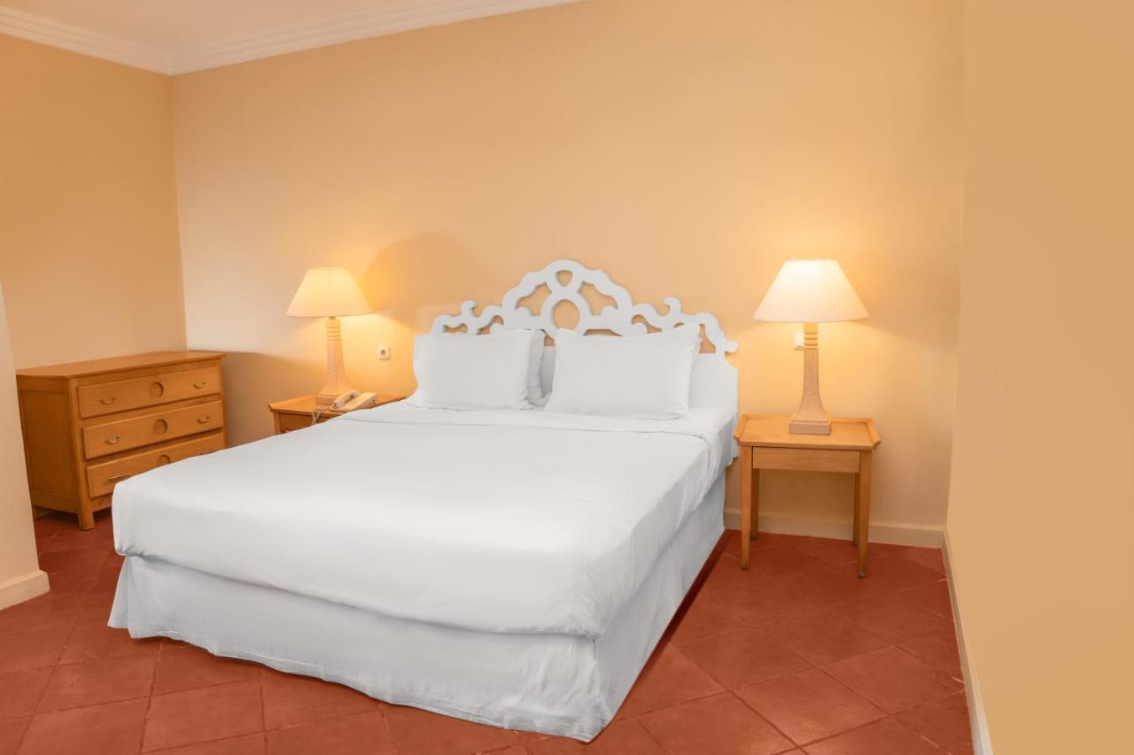 Sharm Dreams Vacation Club - Aqua Park Hotel Bagian luar foto A bed with a bed skirt