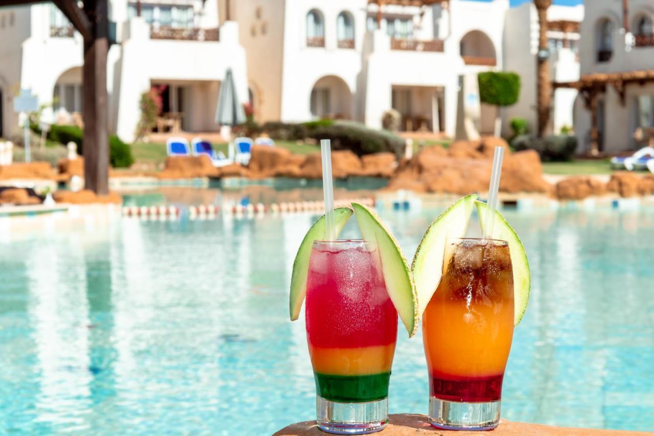 Sharm Dreams Vacation Club - Aqua Park Hotel Bagian luar foto Cocktails at the pool
