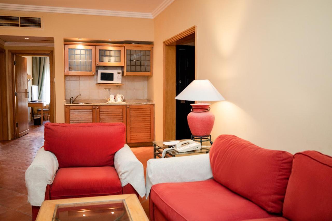 Sharm Dreams Vacation Club - Aqua Park Hotel Bagian luar foto A living room with a kitchenette